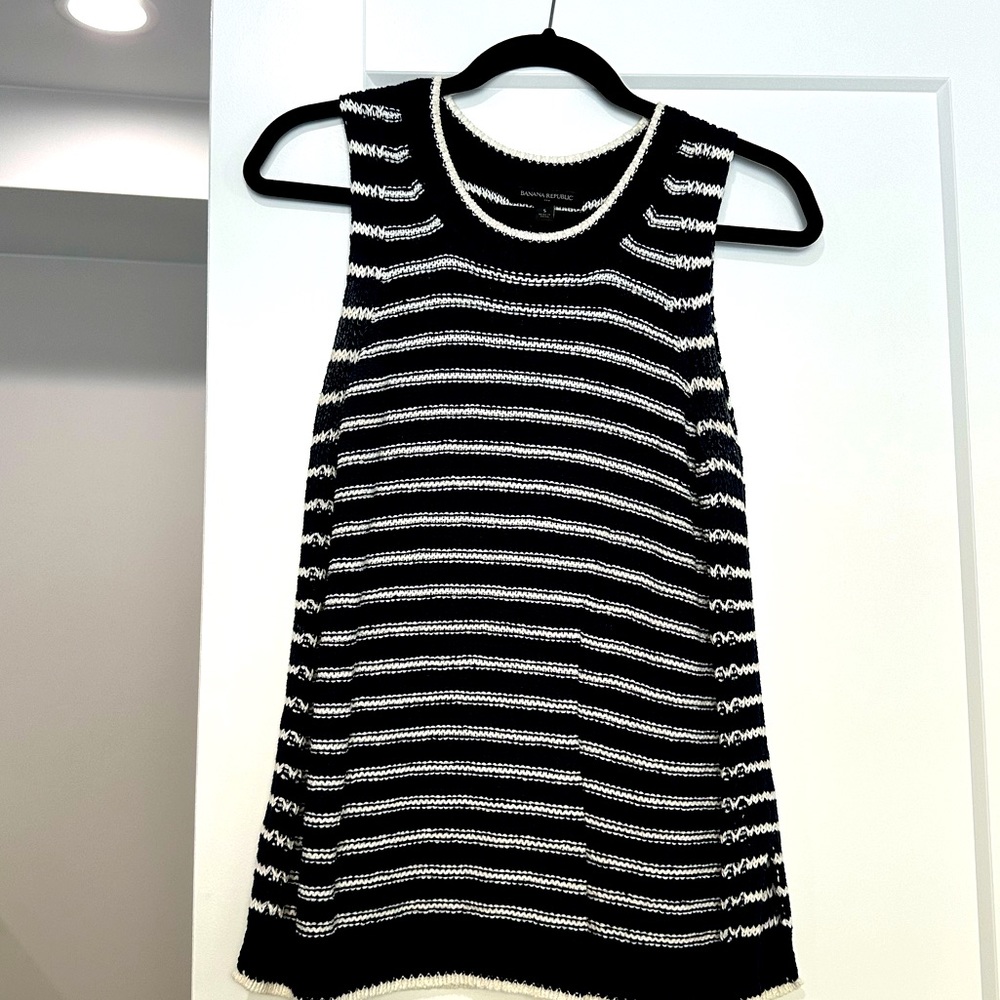 BANANA REPUBLIC SWEATER. SLEEVELESS. DARK NAVY. SMALL.